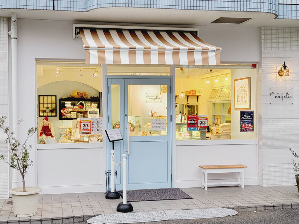 「洋菓子店にテントは必要？見た目も機能もアップする3つの理由」