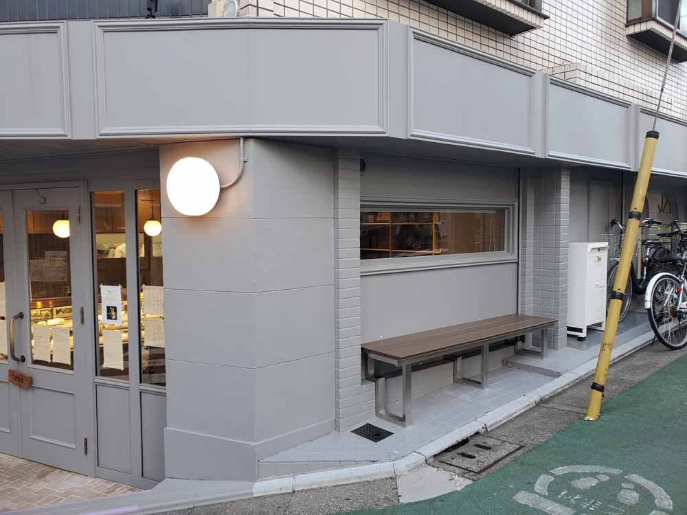 お店の前に、ベンチを設置しました。