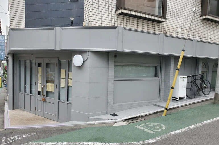    お店の前に、ベンチを設置しました。   