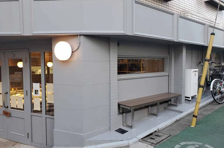    お店の前に、ベンチを設置しました。   